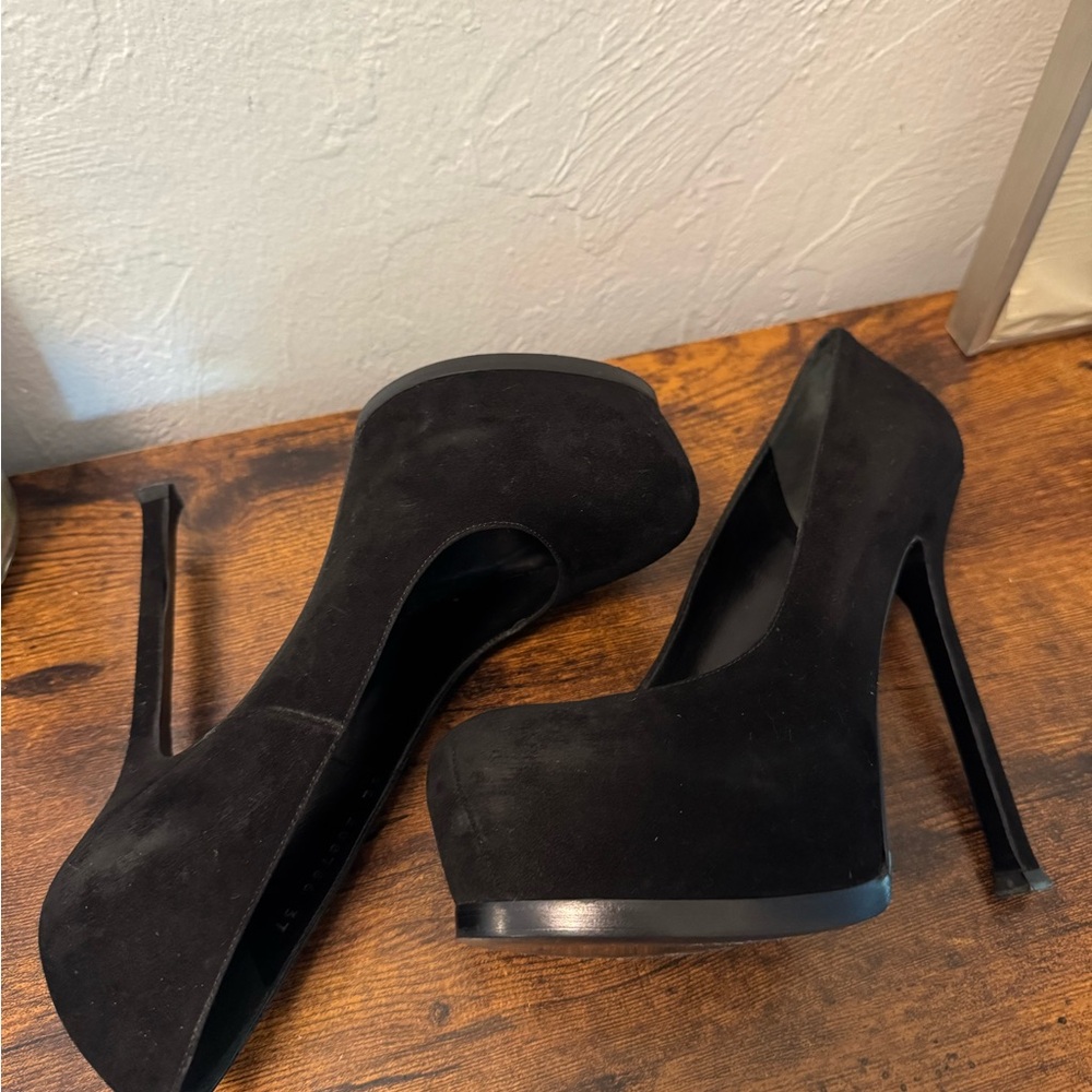 Yves Saint Laurent Iconic and  Classy Tribute Black Suede Stiletto Pumps - Picture 4 of 6